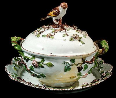 Zuppiera in maiolica di Sceaux con dettagli di uccello e ramo da French School